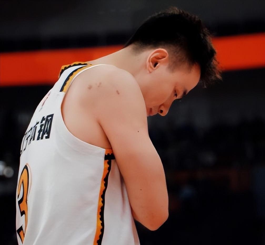 辽篮被传更衣室闹翻，赵继伟深夜连发2文撕破脸，弗格打脸管理层